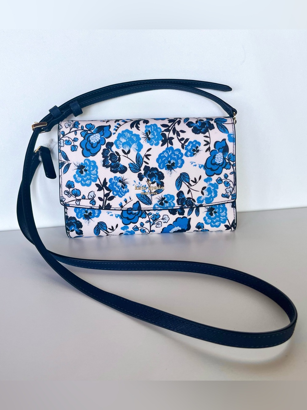 KATE SPADE Madison Vase Floral Convertible Clutch Crossbody Wallet in Navy/White